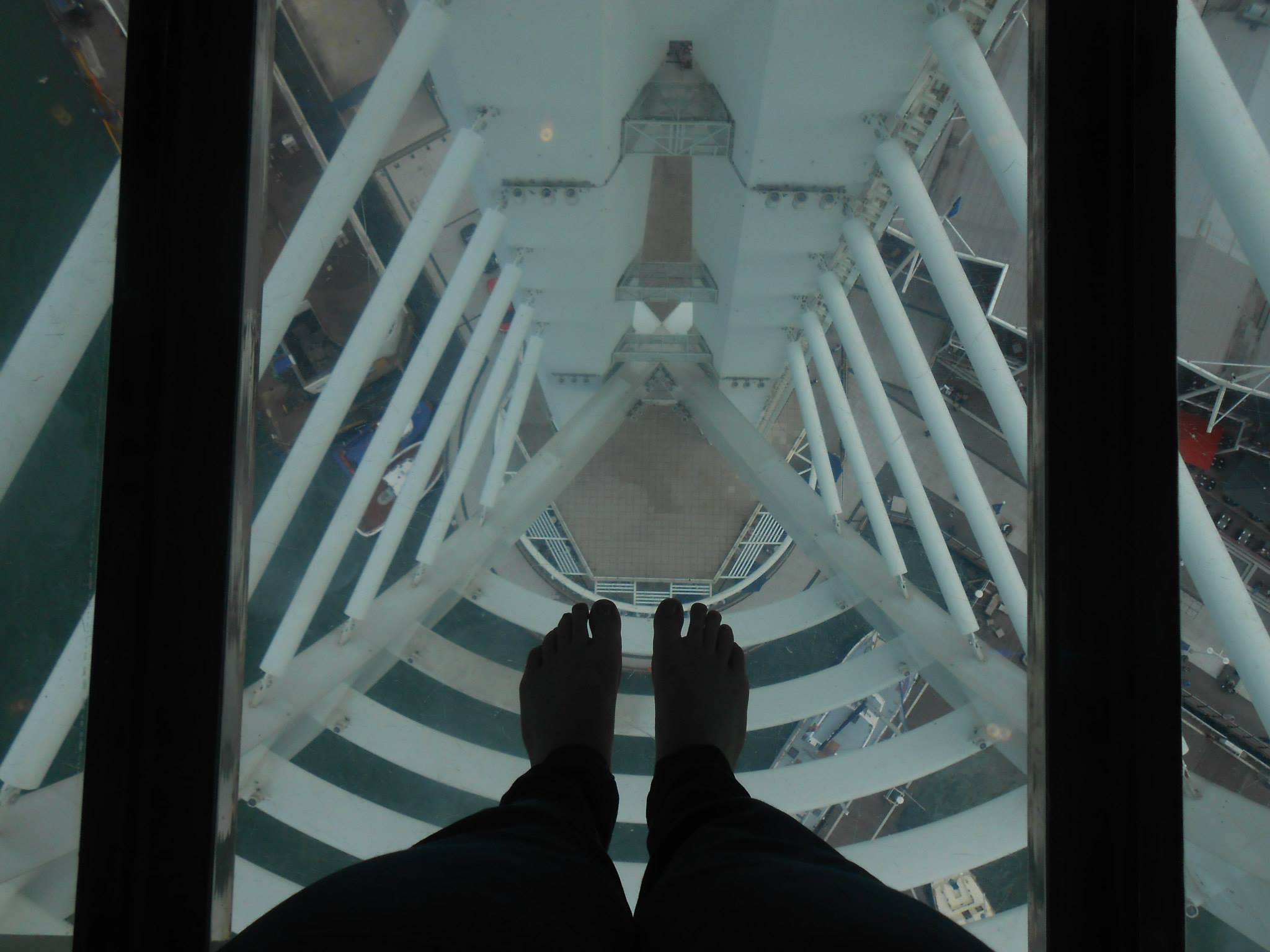 Spinnaker Towerin läpinäkyvä lattia Portsmouthissa Isossa-Britanniassa