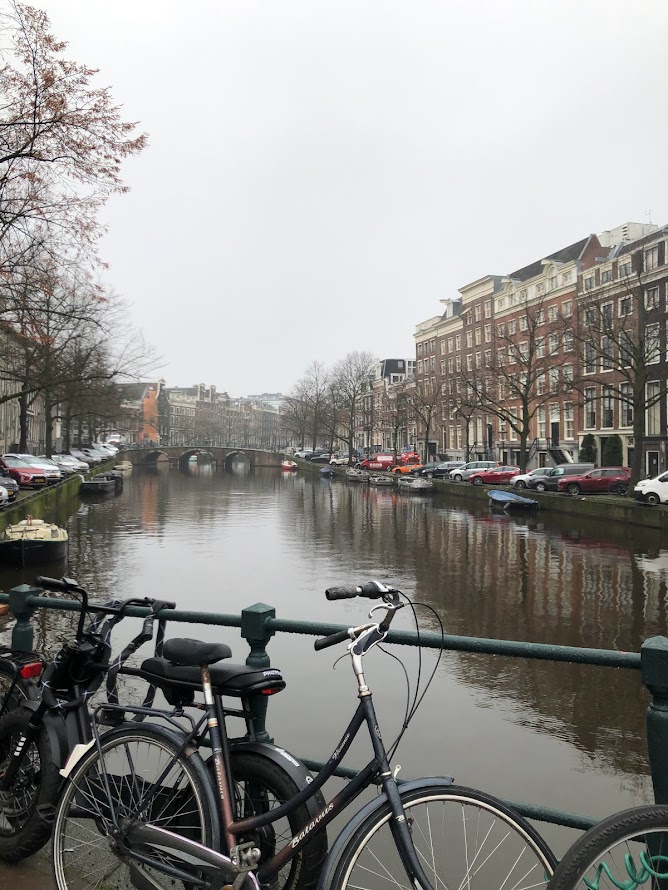 Amsterdamin kanaalit ja pyörät