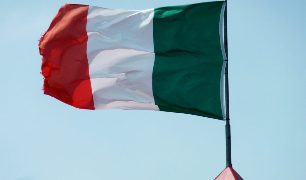 Italian lippu, https://pixabay.com/fi/images/download/moritz320-italy-flag-2641128_1920.jpg