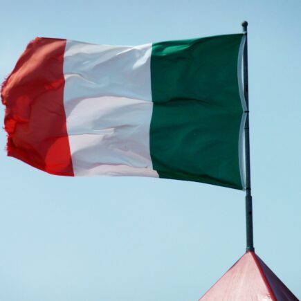 Italian lippu, https://pixabay.com/fi/images/download/moritz320-italy-flag-2641128_1920.jpg