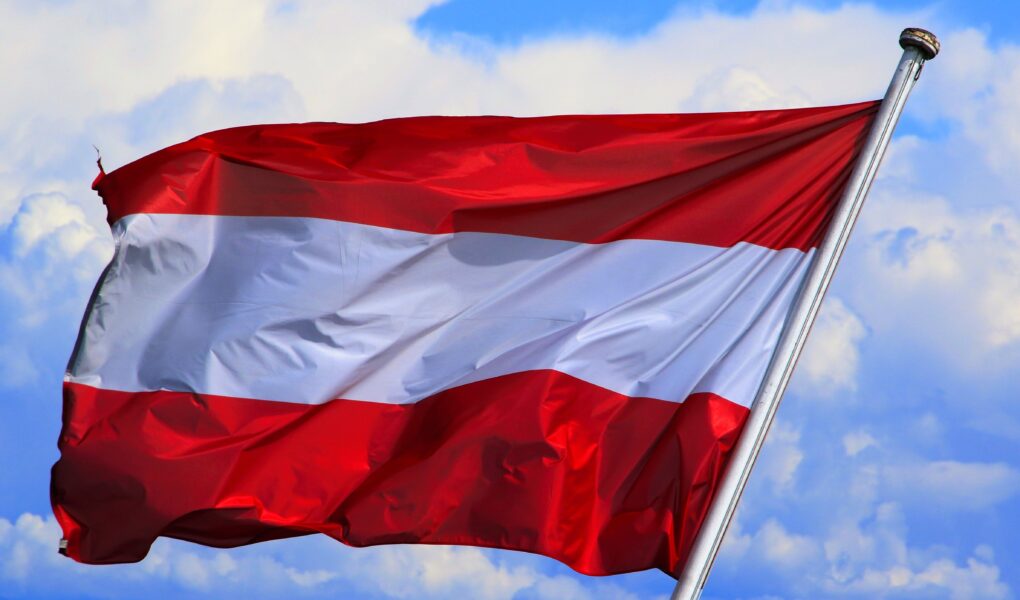 Itävallan lippu https://pixabay.com/fi/images/download/juergen_sieber-austria-3045568_1920.jpg