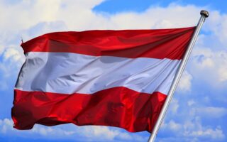 Itävallan lippu https://pixabay.com/fi/images/download/juergen_sieber-austria-3045568_1920.jpg
