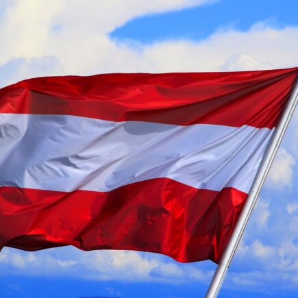 Itävallan lippu https://pixabay.com/fi/images/download/juergen_sieber-austria-3045568_1920.jpg