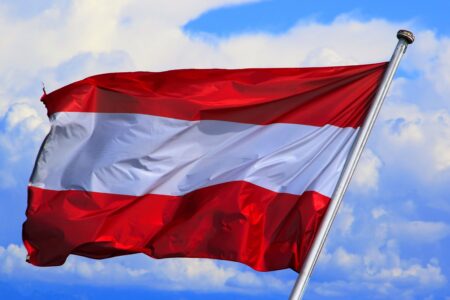 Itävallan lippu https://pixabay.com/fi/images/download/juergen_sieber-austria-3045568_1920.jpg