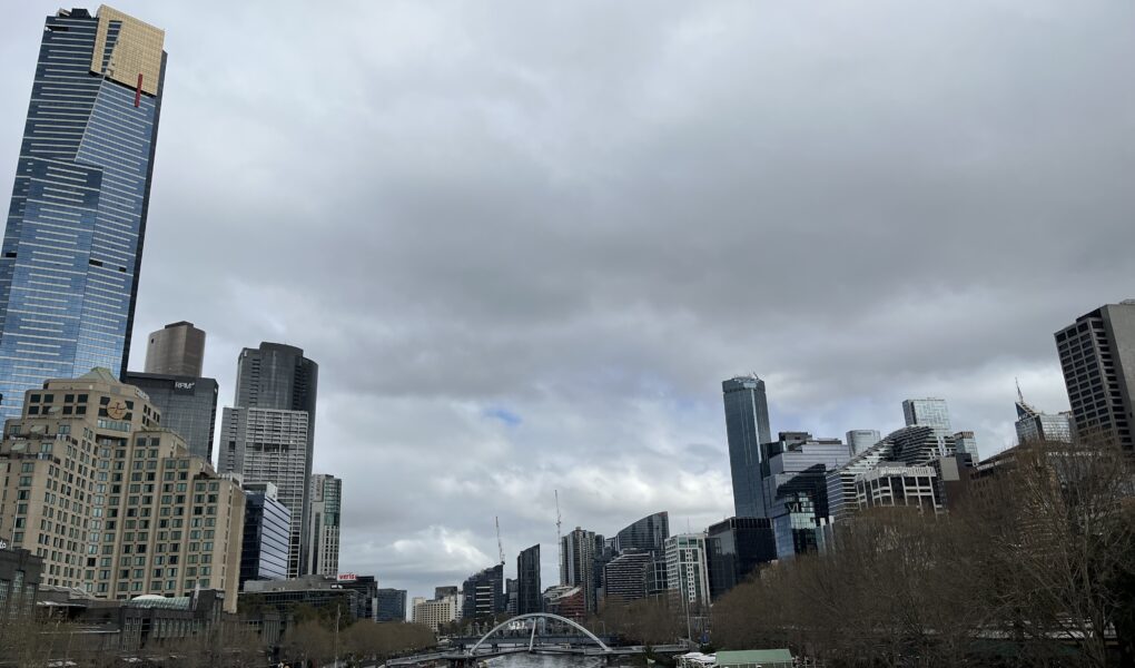 Melbournen kaupungin siluettie Yarra-joelta
