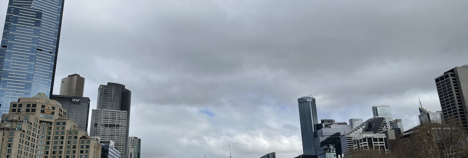 Melbournen kaupungin siluettie Yarra-joelta