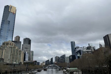 Melbournen kaupungin siluettie Yarra-joelta