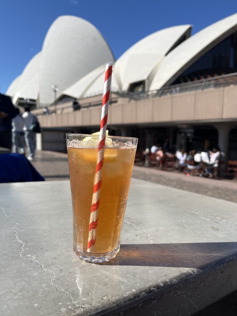 Drinkki Sydneyn oopperatalon terassilla Australiassa