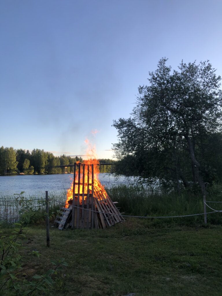 Juhannuskokko järven rannalla