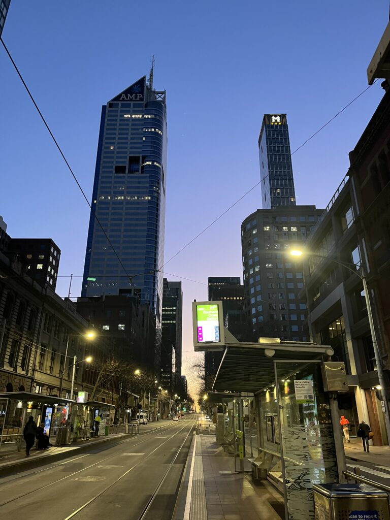 Melbournen keskustan katumaisemaa aamuauringossa