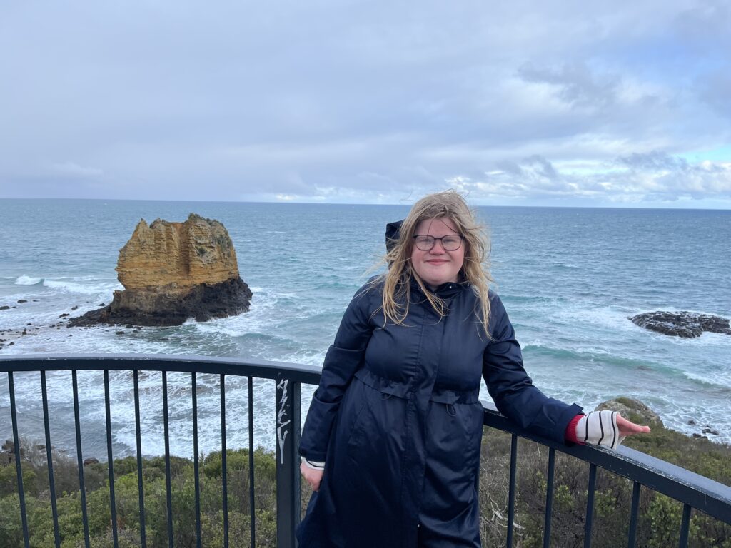 Tuulinen ja satienen selfie Great Ocean Roadilta Victoriasta Australiasta