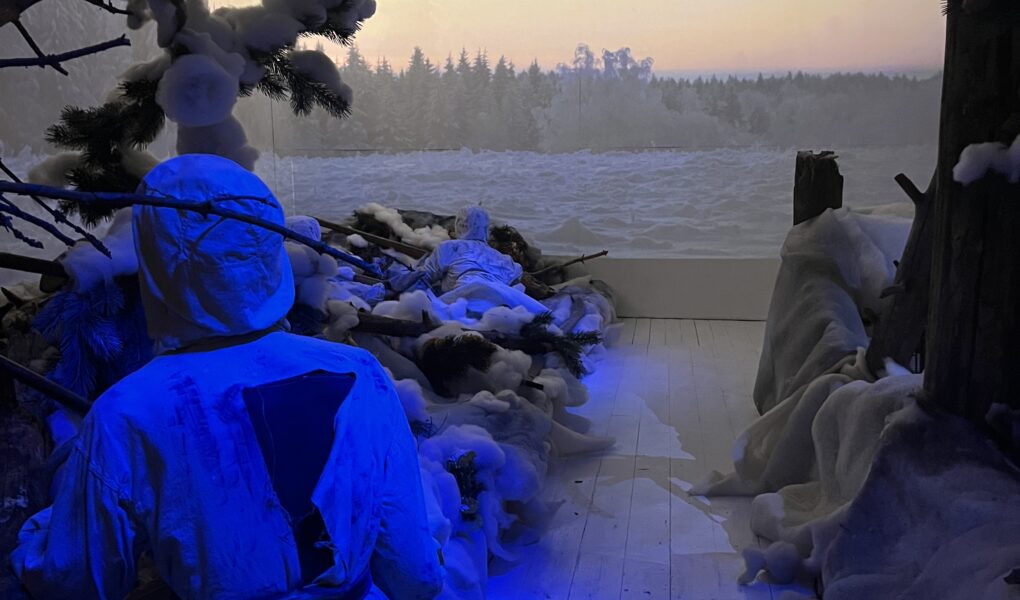 Jalkaväkimuseossa talvisodan tunnelmia havainnoiva kohtaus