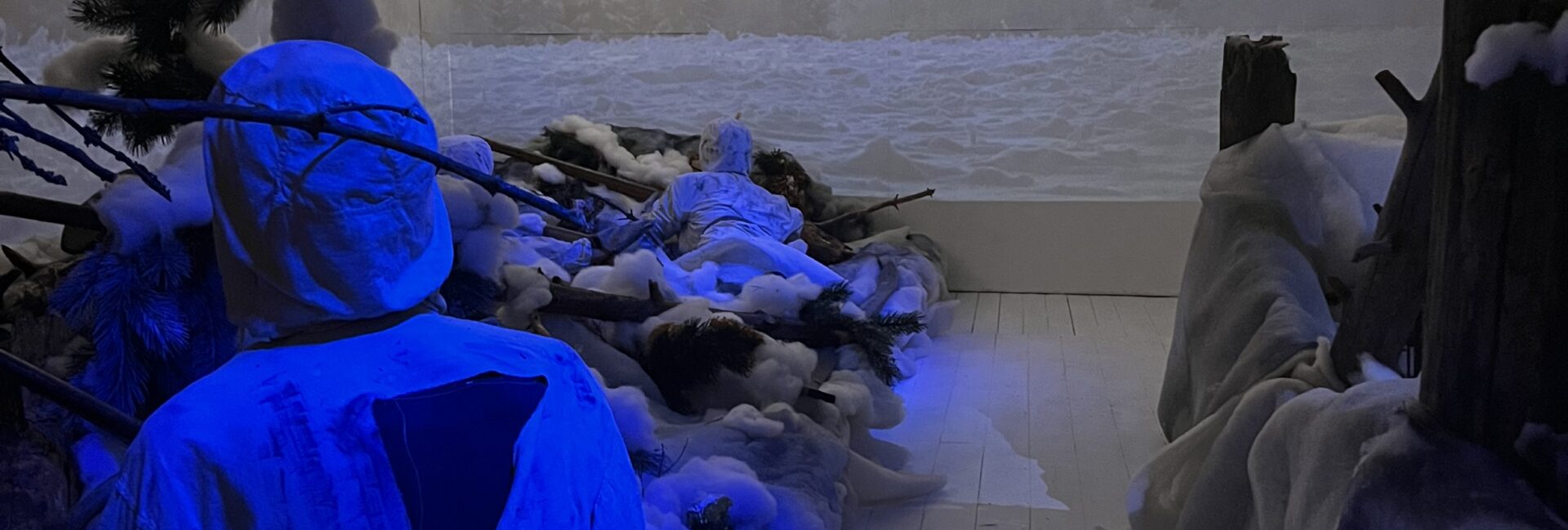 Jalkaväkimuseossa talvisodan tunnelmia havainnoiva kohtaus