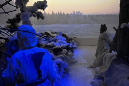 Jalkaväkimuseossa talvisodan tunnelmia havainnoiva kohtaus