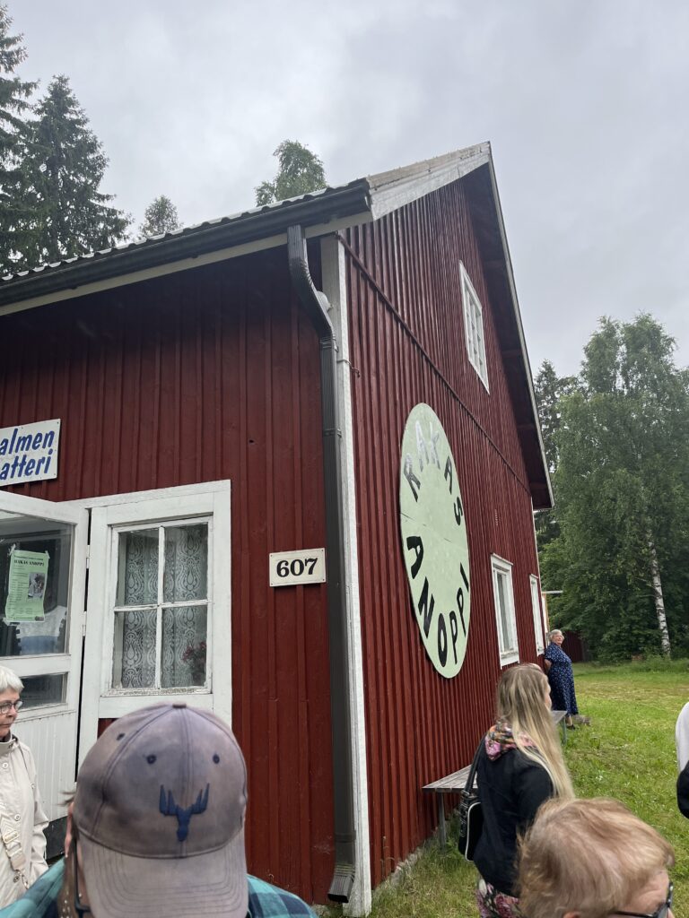 Virtasalmella Hällinmäessä kesäteatterissa kesällä 2026: Rakas Anoppi