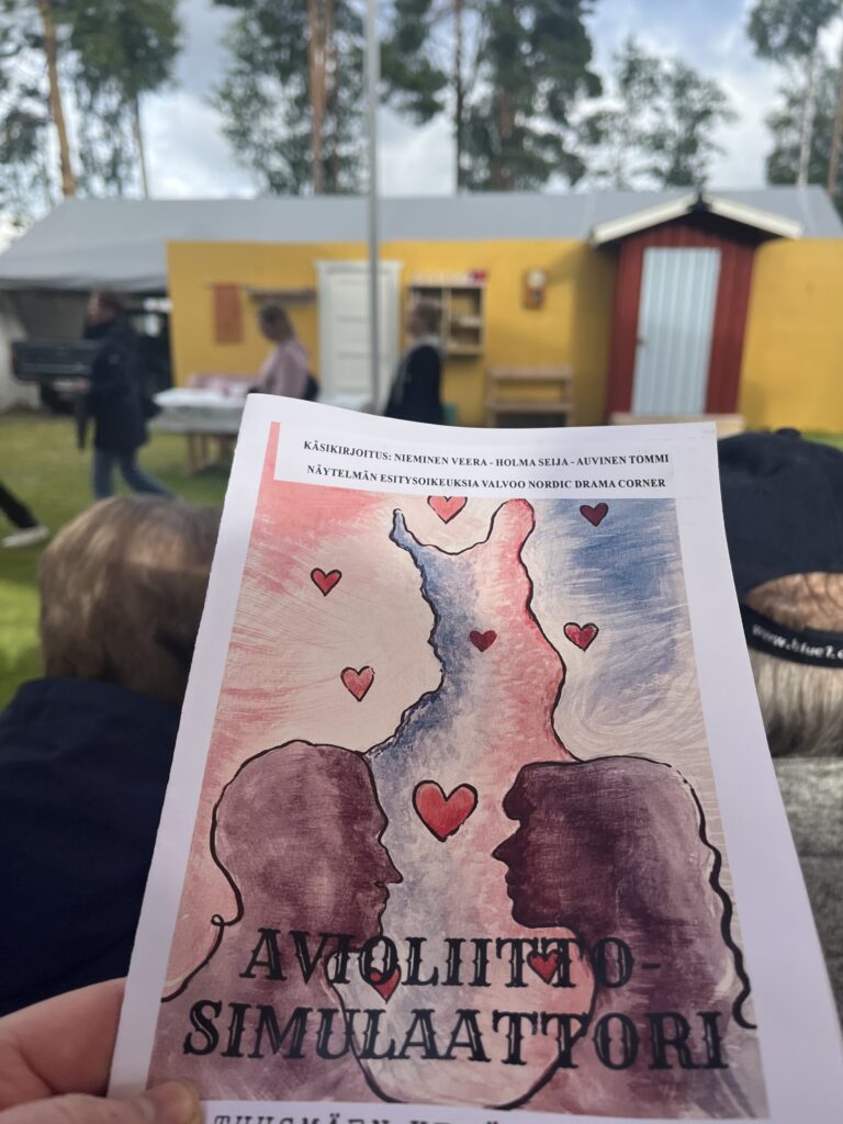 Tuusmäen kesäteatterissa kesällä 2026 Avioliittosimulaattori