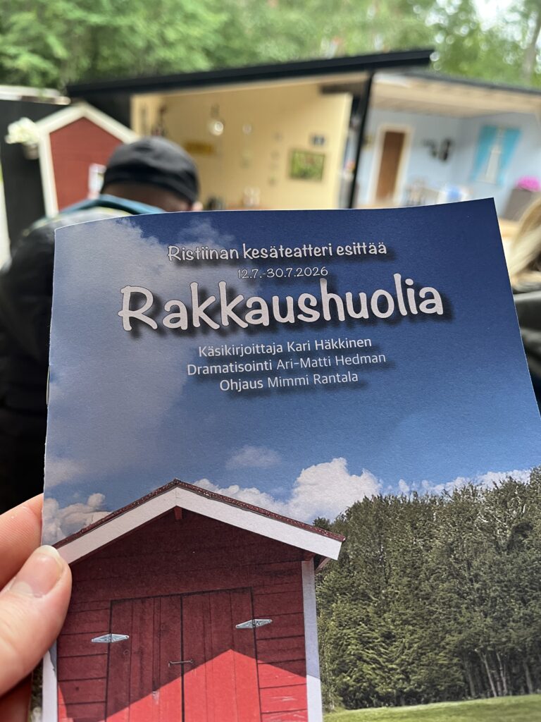 Ristiinan kesäteatterin kesän 2026 esityksen käsiohjelma: Rakkaushuolia